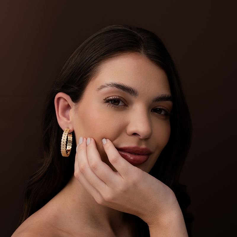 ARGOLA FOLHAS C/ PEDRAS CRAVEJADAS BANHADO EM OURO 18K