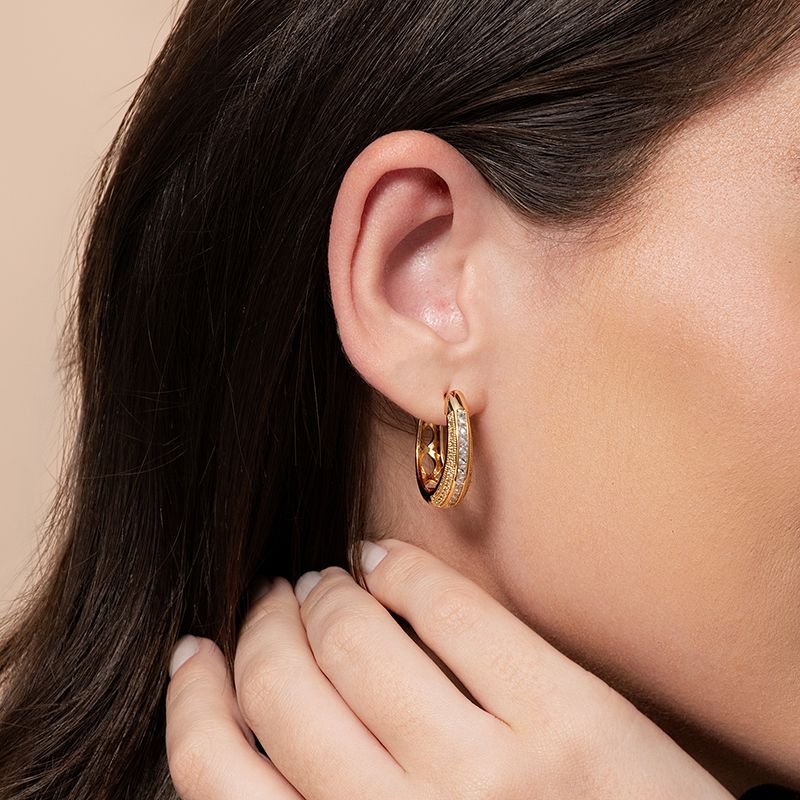 ARGOLA MÉDIA C/ PEDRAS CRAVEJADAS BANHADO EM OURO 18K
