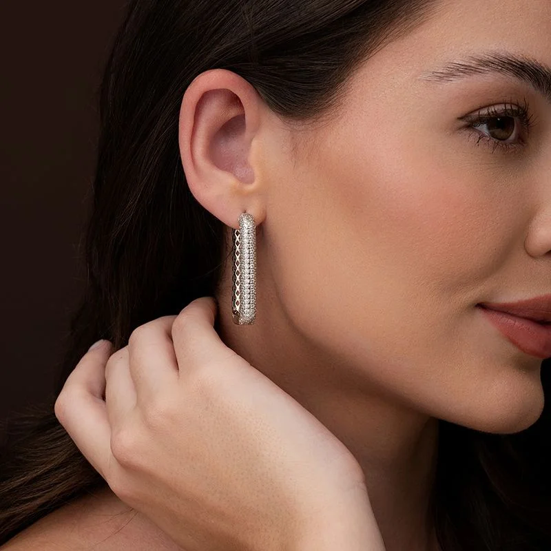ARGOLA RETANGULAR BANHADA EM OURO 18K CRAVEJADA C/ ZIRCÔNIAS