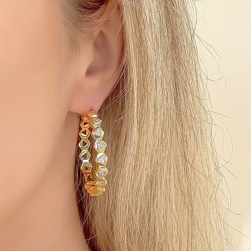 ARGOLA TRIÂNGULOS BANHADO EM OURO 18K