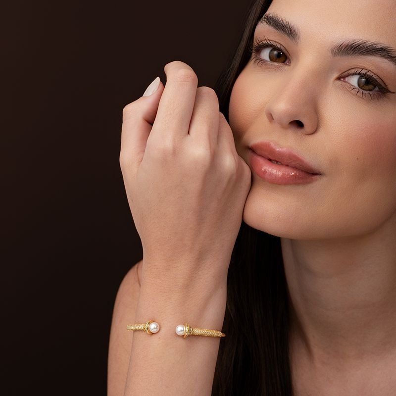 BRACELETE ABERTO COM PEDRA CRAVEJADA E PÉROLAS
