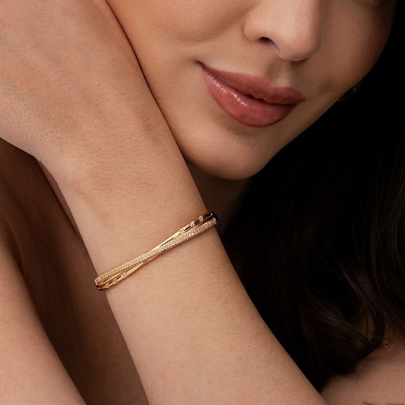 BRACELETE TRAÇADO DETALHE LISO E COM PEDRAS CRAVEJADAS