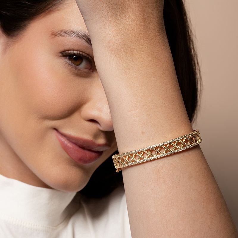 BRACELETE TRIÂNGULO BANHADO EM OURO 18K CRAVEJADO C/ PEDRAS