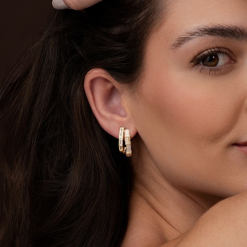 BRINCO BANHADO EM OURO 18K C/ ZIRCÔNIAS E MADREPÉROLA