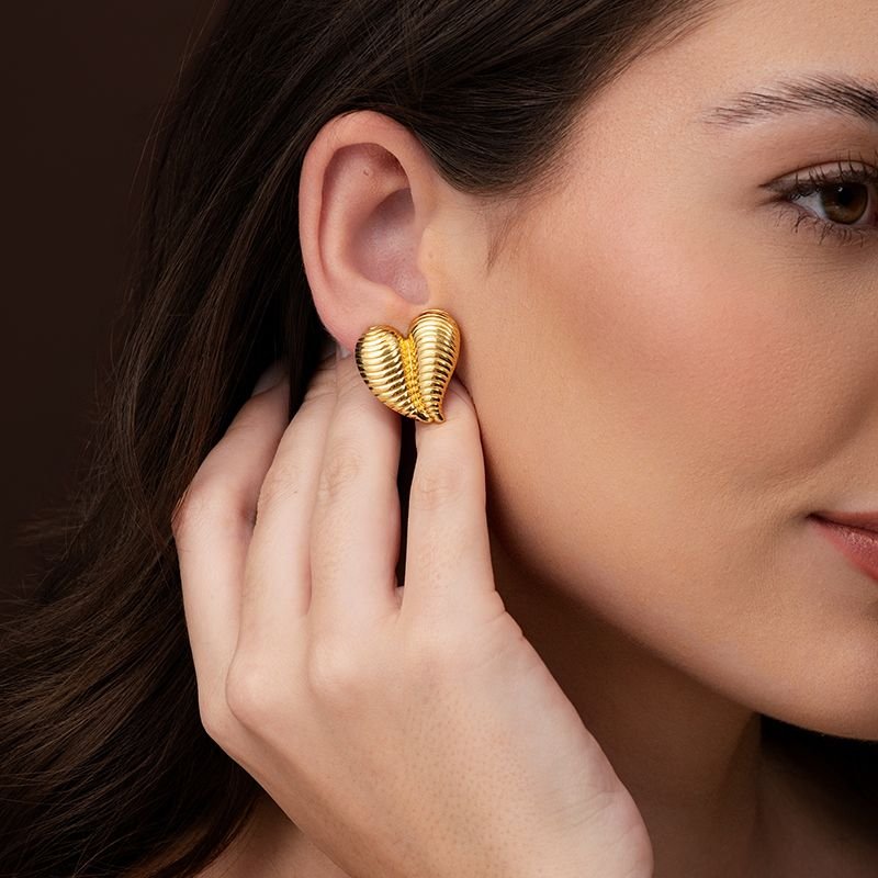 BRINCO CORAÇÃO COM LINHAS BANHADO EM OURO 18K