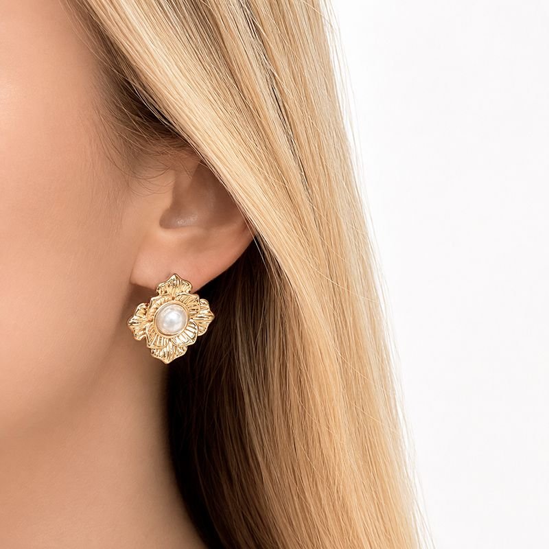 BRINCO FLOR C/ PÉROLA BANHADO EM OURO 18K