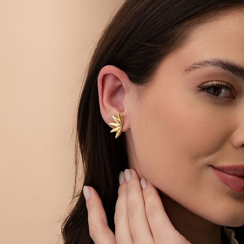 BRINCO FLOR PÉTALAS LISO BANHADO EM OURO 18K
