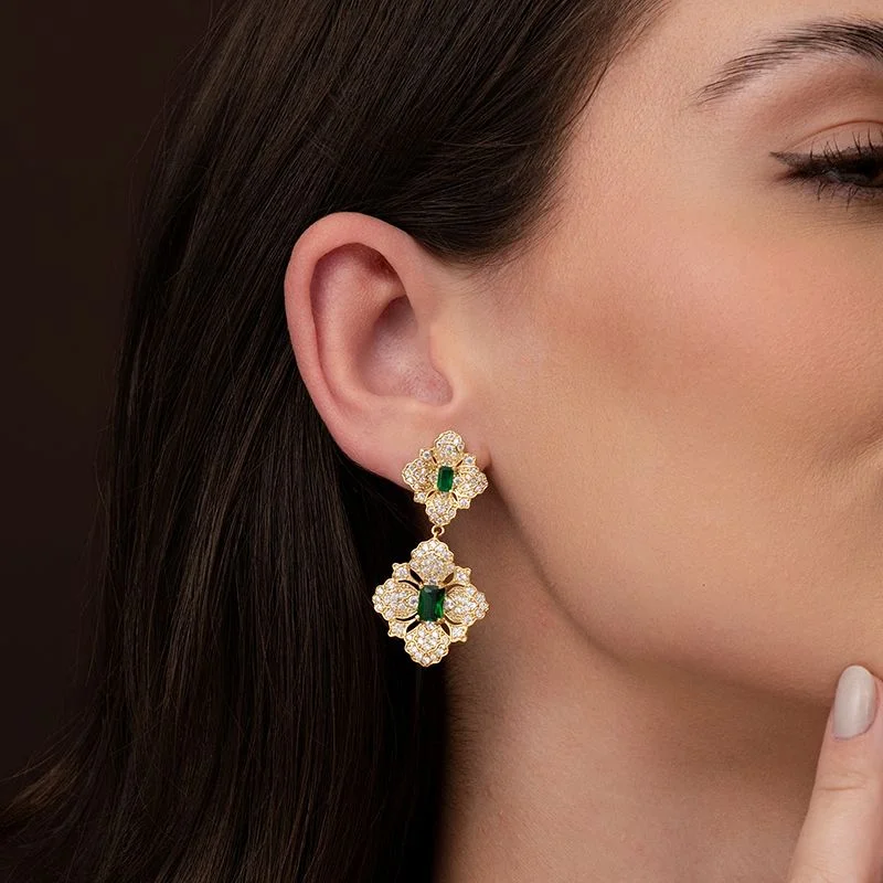 BRINCO FLORAL PINGENTE BANHADO EM OURO 18K