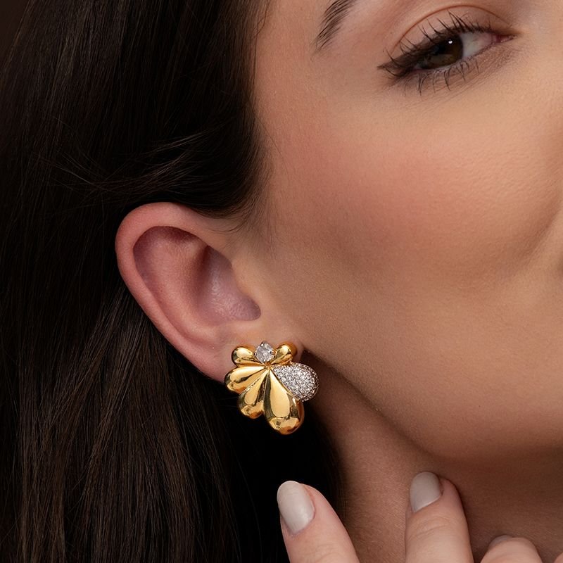 BRINCO FOLHA CRAVEJADO BANHADO EM OURO 18K