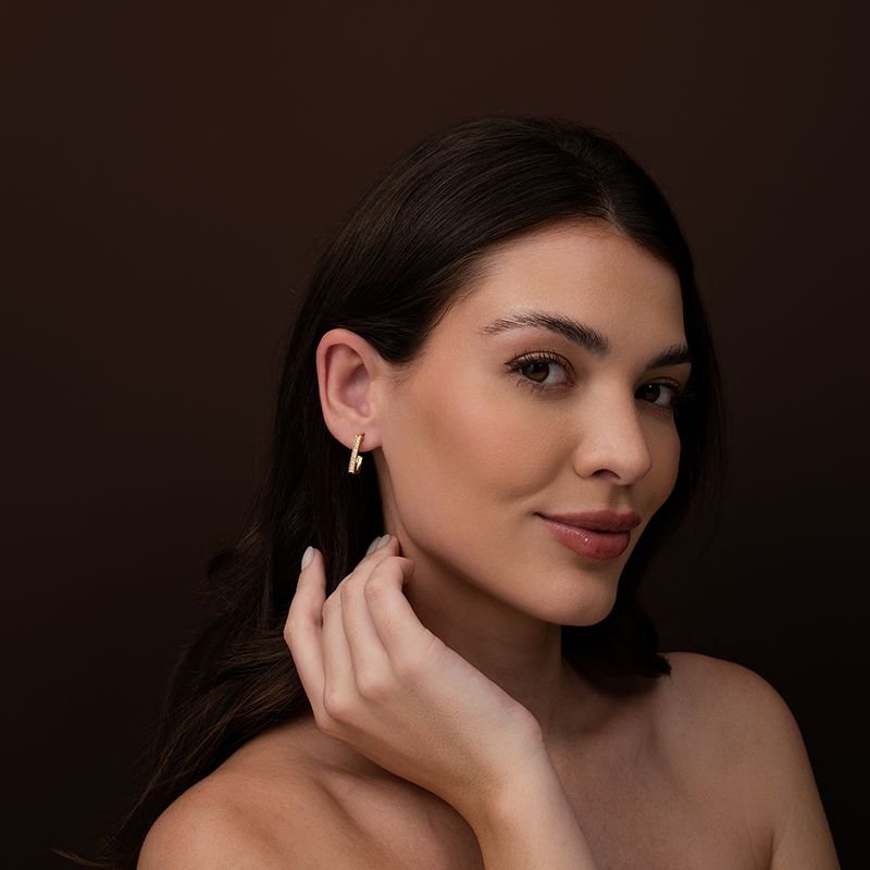 BRINCO J BANHADO EM OURO 18K CRAVEJADO C/ ZIRCÔNIAS