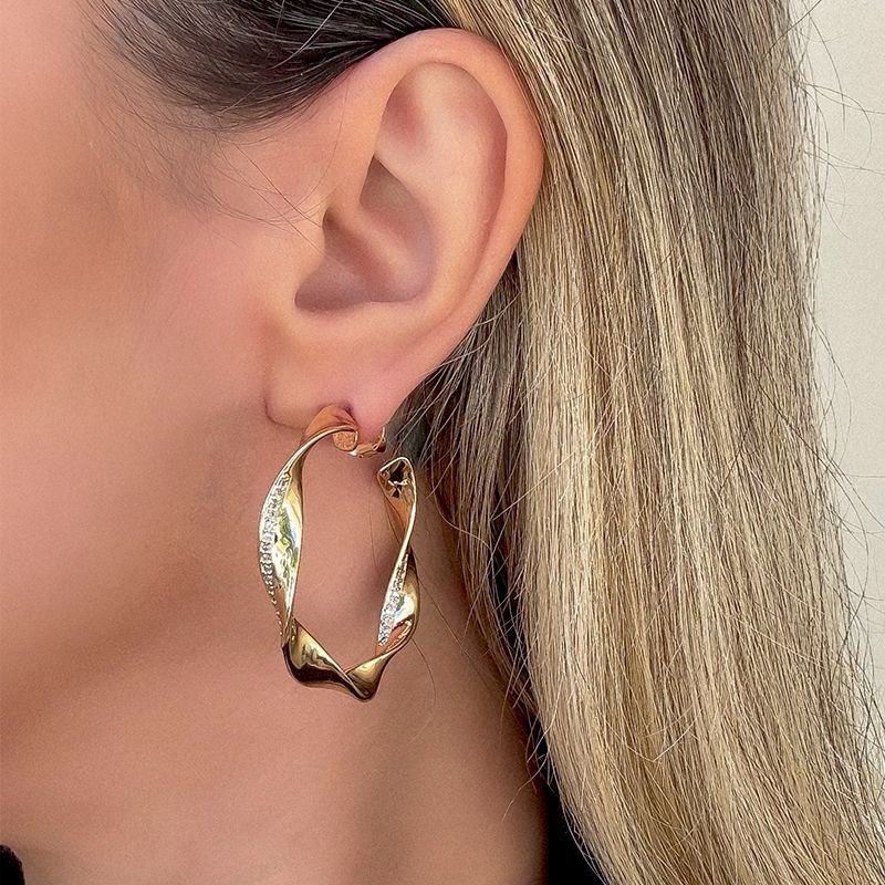 BRINCO TORCIDO BANHADO EM OURO 18K C/ ZIRCÔNIAS